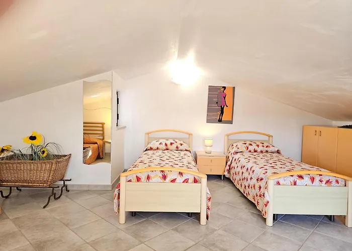 Helle Mediterrane Mit Veranda Und Garten By Interhome בית נופש