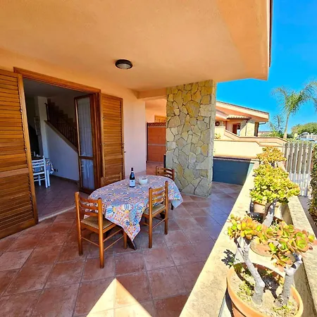 度假居 Helle Mediterrane Mit Veranda Und Garten By Interhome